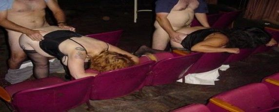 Foto 1 do Conto erotico: A sua gata num cinema pornô...
