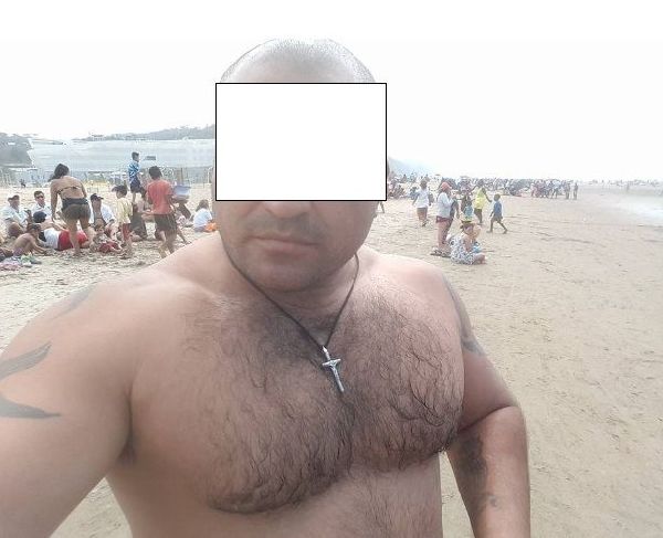 Foto 3 do Conto erotico: Tio Bebeto ficou de pau duro na praia, gozou no copo e eu tomei tudo.