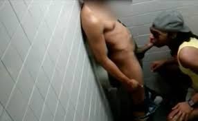 Foto 4 do Conto erotico: Comendo o segurança no banheiro da faculdade
