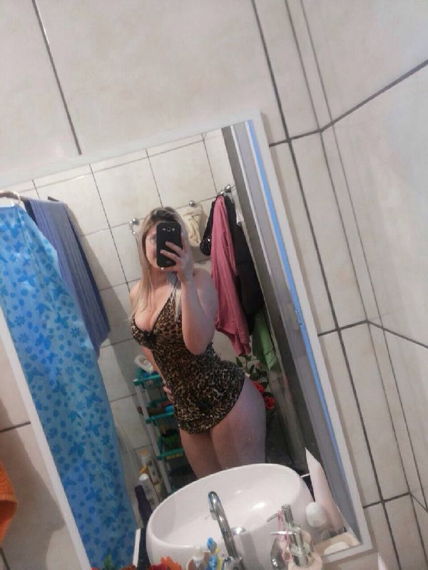 Foto 2 do Conto erotico: Pegando a vizinha enquanto o marido viaja