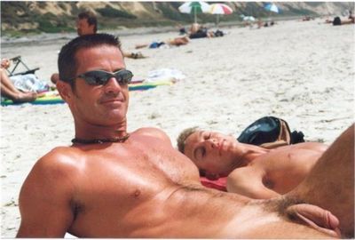 Foto 3 do Conto erotico: A três, aprendi a ser passivo na praia de nudismo