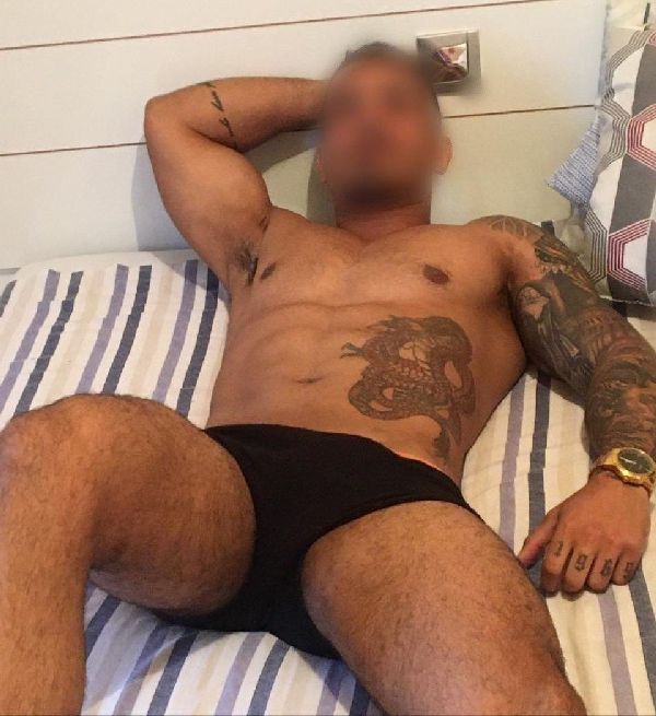 Foto 2 do Conto erotico: Tatuador gemendo na piroca no acampamento