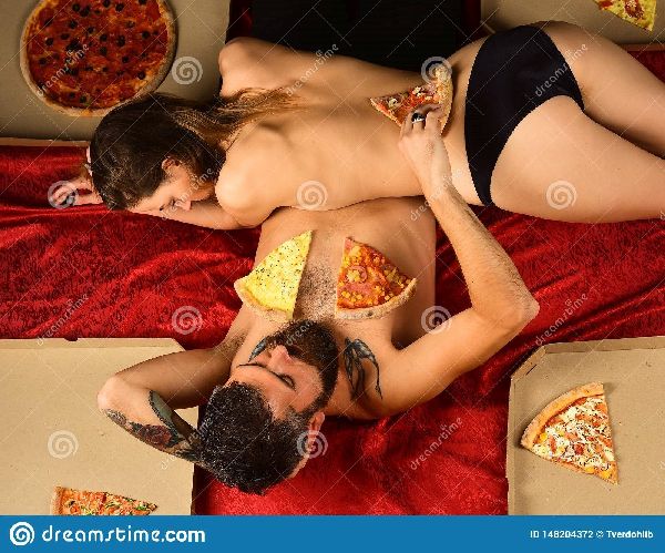 Foto 1 do Conto erotico: REENCONTRO, PIZZA E PUTARIA COM A NAMORADA DO AMIGO!