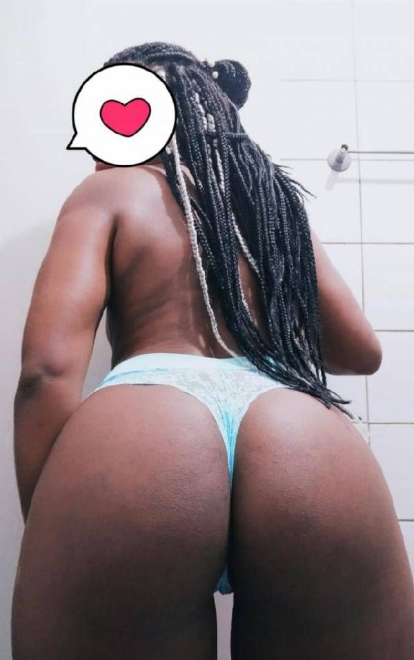 Foto 4 do Conto erotico: Fodendo a tia angolana do meu amigo