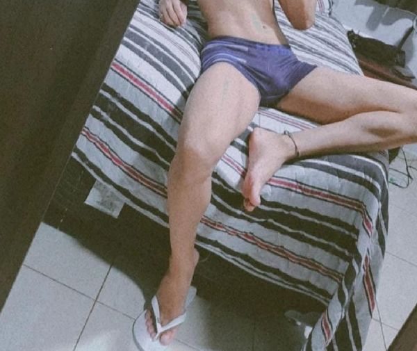 Foto 1 do Conto erotico: Comendo o amigo do Leo, no quarto dele