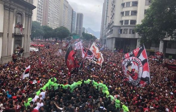 Foto 1 do Conto erotico: Sou vascaíno mas encoxei na passeata do flamengo kk