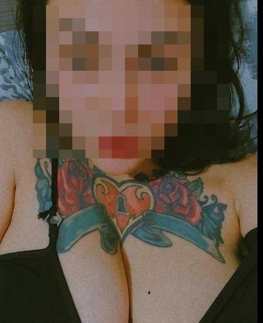 Foto 1 do Conto erotico: Gabriela: DJ peituda, tatuada, gulosa e boqueteira
