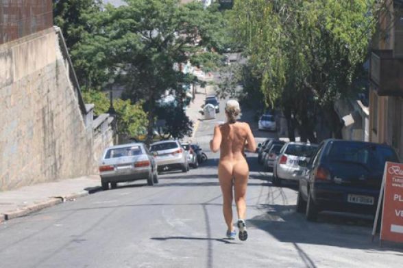 Foto 4 do Conto erotico: Fui andar nua em uma cidade sem luz do interior, mas a lua me traiu e não escapei.