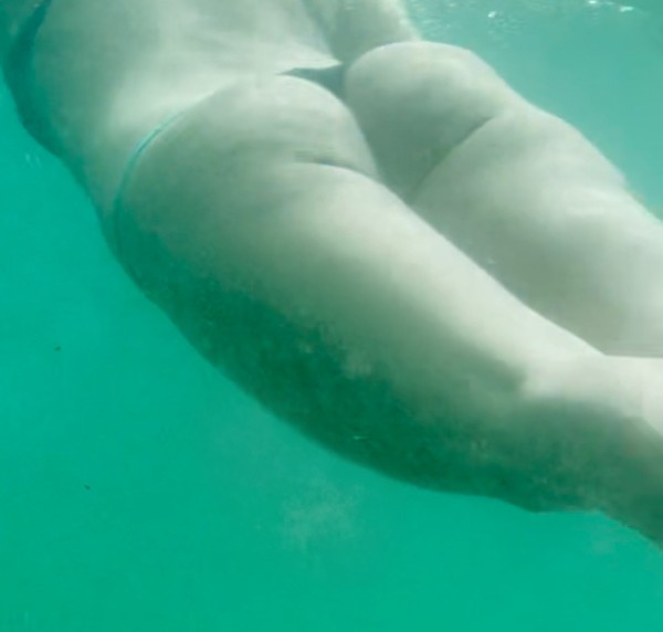 Foto 1 do Conto erotico: Surfista lambeu minha bucetinha na prancha