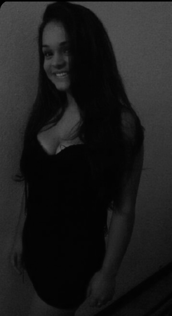 Foto 1 do Conto erotico: A Putinha por Trás do Sorriso – Parte 1: A Noite no Swing
