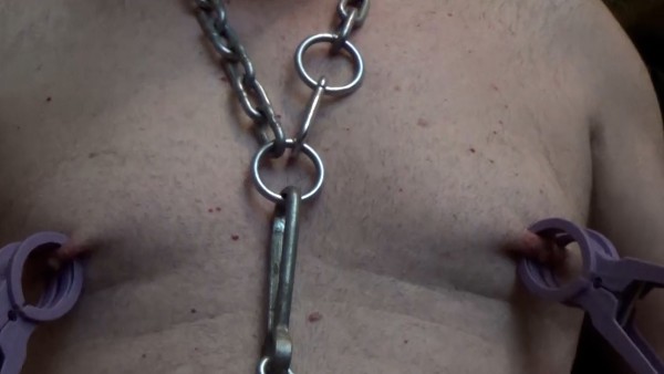 Foto 1 do Conto erotico: Treinamento do escravo masoquista. Corrente no pescoço, pregadores nos mamilos e cinto de castidade.