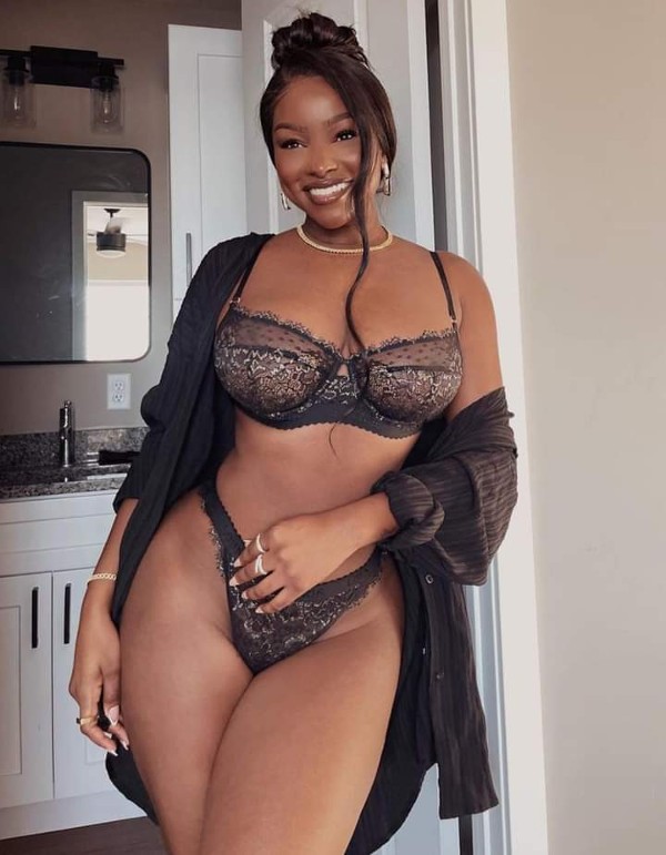 Foto 2 do Conto erotico: TEMA - FLAVIA. UMA LINDA E EXUBERANTE NEGRA NA CAMA.