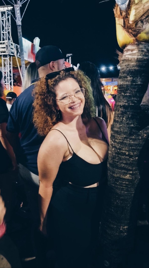 Foto 2 do Conto erotico: O dia em que a alça do cropped de minha namorada estourou em público