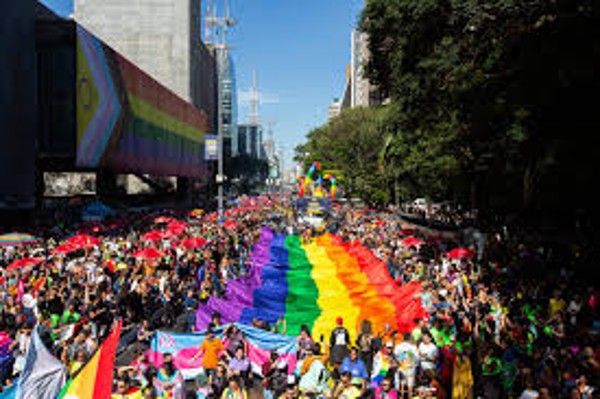 Foto 1 do Conto erotico: Chupei dois famosos na parada gay 2025