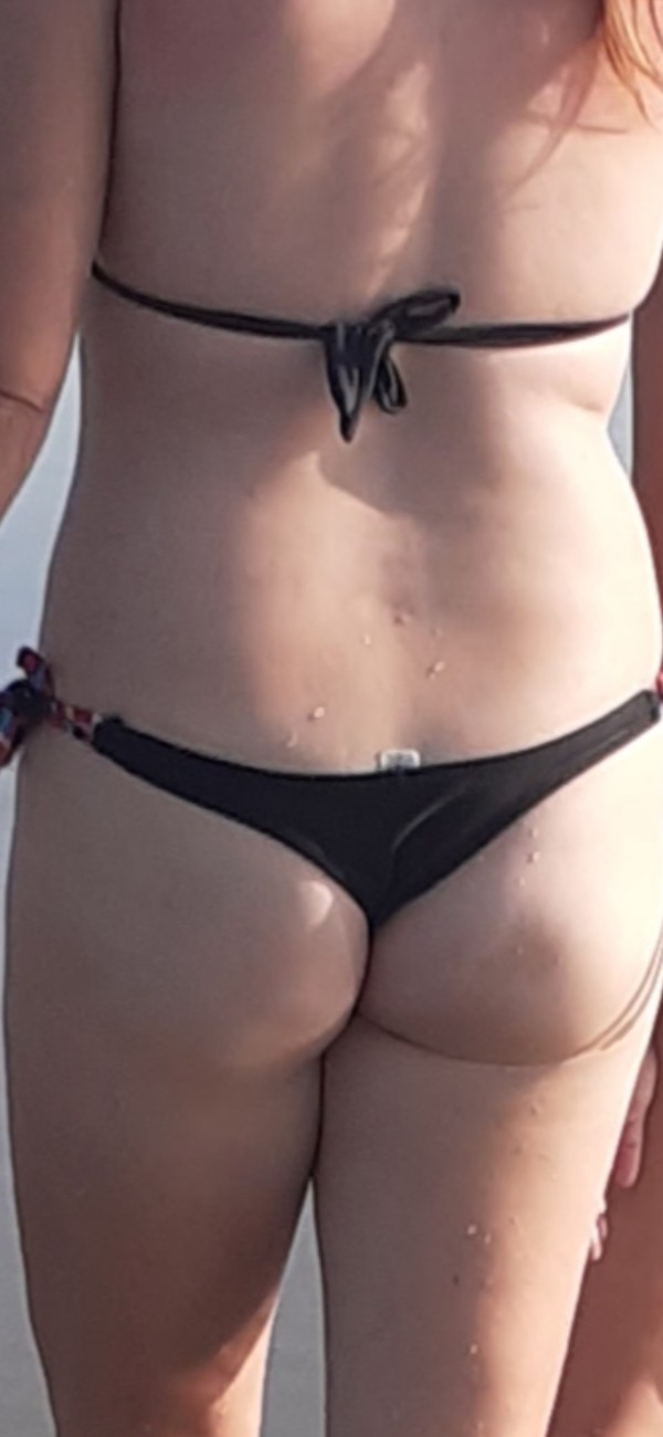 Foto 1 do Conto erotico: Minha esposa seduzindo na praia .
