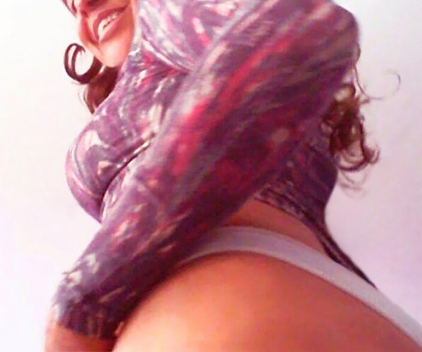 Foto 1 do Conto erotico: Vizinho tarado me comendo gostoso na madrugada com as roupas da mulher dele!