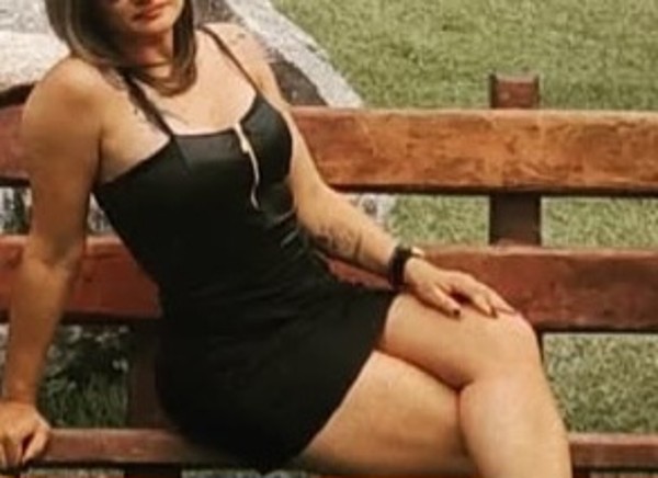 Foto 2 do Conto erotico: LEVEI MINHA INSACIÁVEL ESPOSA PARA FINALIZAR O FINAL DE SEMANA COM UM DELA.