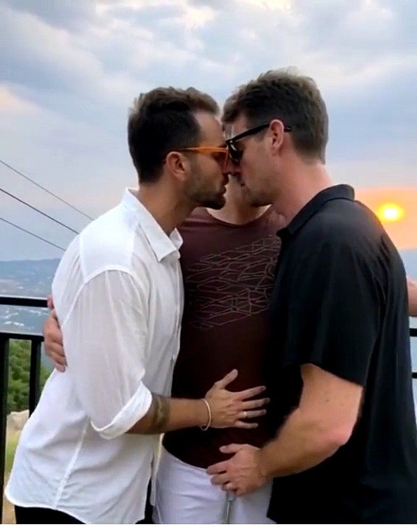Foto 4 do Conto erotico: A Esposa de Todos — Passe Livre.