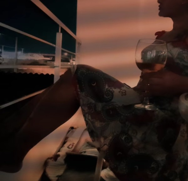 Foto 1 do Conto erotico: MINHA ESPOSA RECEBE UM AMIGO PARA TOMAR UM VINHO EM CASA