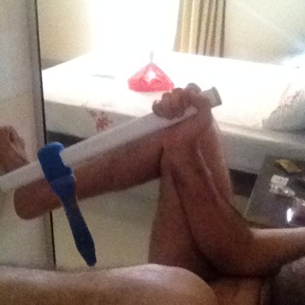 Foto 2 do Conto erotico: Na Suíte do Esconderijo Espelhado, o Corno Curtiu a Masturbação Anal Vendo Ela Dar.