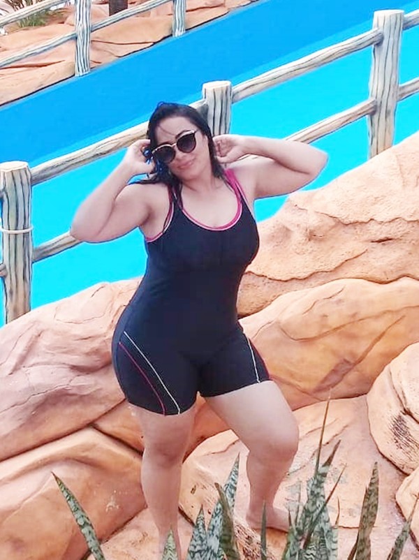 Foto 2 do Conto erotico: comi a vendedora de comesmetico evangelica amiga da minha esposa parte 1