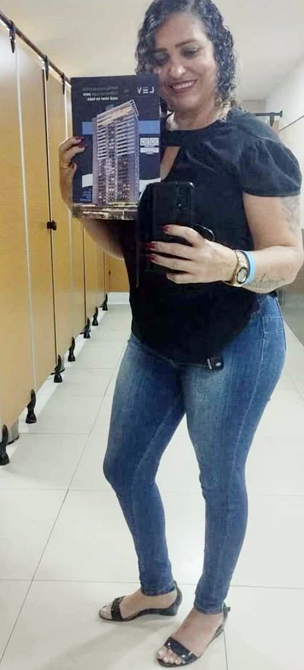 Foto 3 do Conto erotico: pra vender o imovel tem que levar no cu parte 1 biografia da corretora