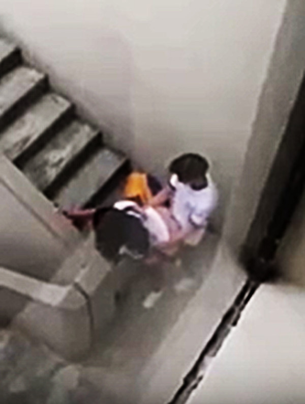 Foto 1 do Conto erotico: Com o garoto da academia na escada