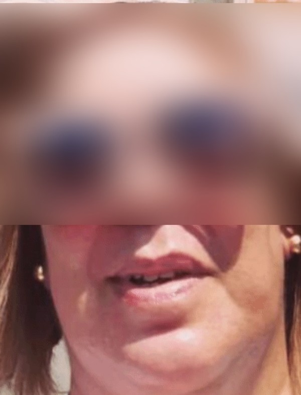 Foto 1 do Conto erotico: Percepção dos olhares e expressão de uma mulher querendo mijar