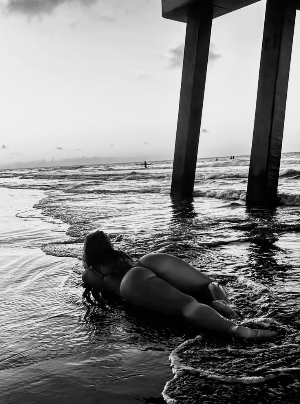 Foto 1 do Conto erotico: Meu namorado chupou a minha buceta gozada com a porra do amigo dele e amou.