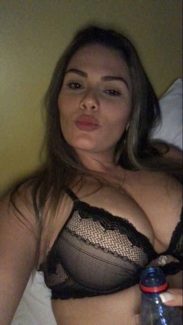 Foto 1 do Conto erotico: Meu marido adora ver eufodindo com meu pai