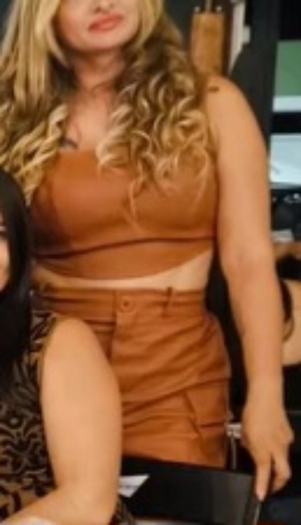 Foto 1 do Conto erotico: FESTA DE FORMATURA ROLANDO NO SALÃO, E MINHA ESPOSA NO ENTREGANDO O DIPLOMA AOS AMIGOS DO FORMANDO