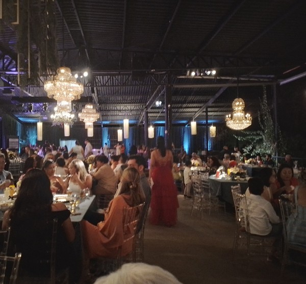 Foto 2 do Conto erotico: FESTA DE FORMATURA ROLANDO NO SALÃO, E MINHA ESPOSA NO ENTREGANDO O DIPLOMA AOS AMIGOS DO FORMANDO