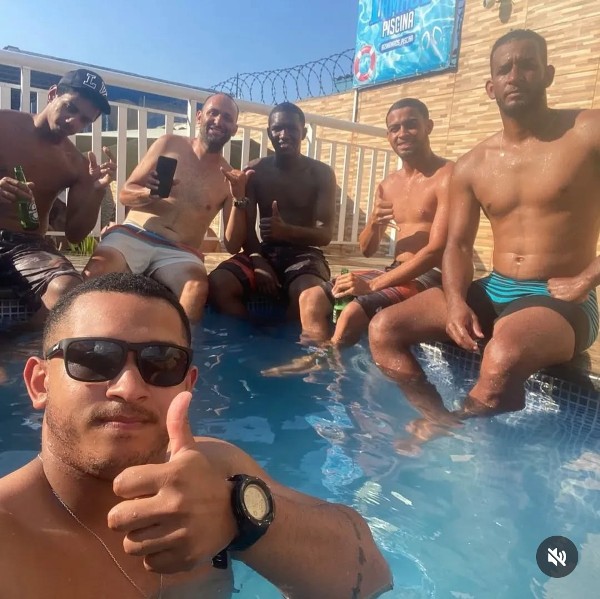 Foto 2 do Conto erotico: Pai e filho viram putinhas de dois negoes - parabéns por ser uma puta arrombada