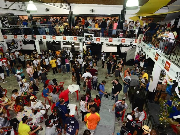 Foto 4 do Conto erotico: ESPOSA VOLTOU LEITADA DO SAMBA DO VAI-VAI