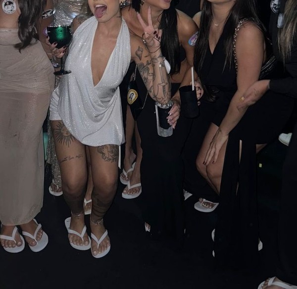 Foto 4 do Conto erotico: O que elas não fazem por dinheiro... - Colocando a vadia no lugar dela!