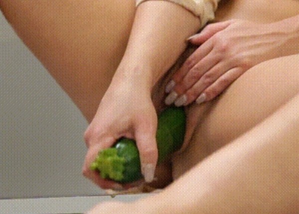 Foto 1 do Conto erotico: O pau do André no cu e uma courgete na cona...