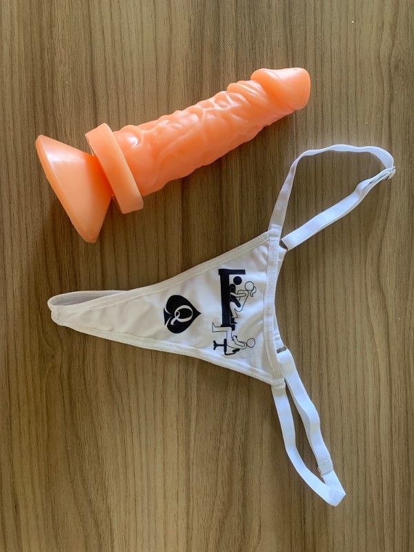 Foto 1 do Conto erotico: Ela, o espelho e o “amigo”