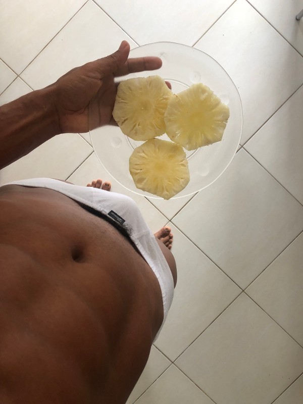 Foto 1 do Conto erotico: O vizinho me viu comprando abacaxi e foi confere se meu leite estava doce