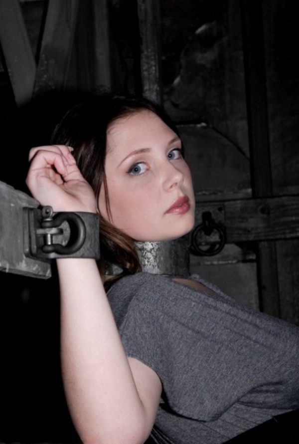 Foto 2 do Conto erotico: O Avô da Amiga - III - Desvirginando a filha