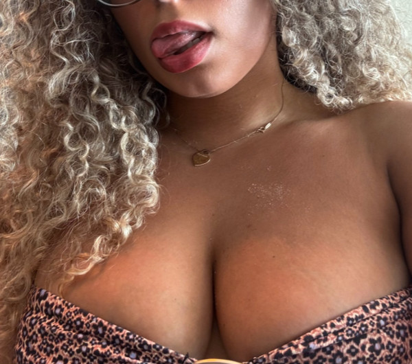 Foto 2 do Conto erotico: Eu, Meu Novo Namorado e Seus Amigos - Parte 1