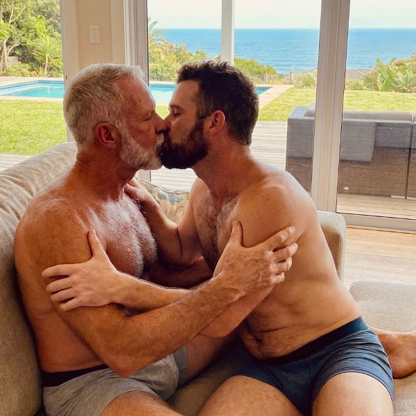 Foto 4 do Conto erotico: O que acontece na casa da praia. Parte 1 - O gosto salgado de um homem.