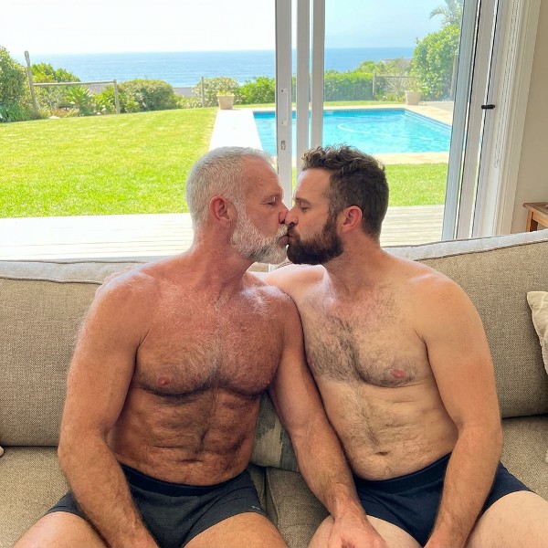 Foto 5 do Conto erotico: O que acontece na casa da praia. Parte 1 - O gosto salgado de um homem.