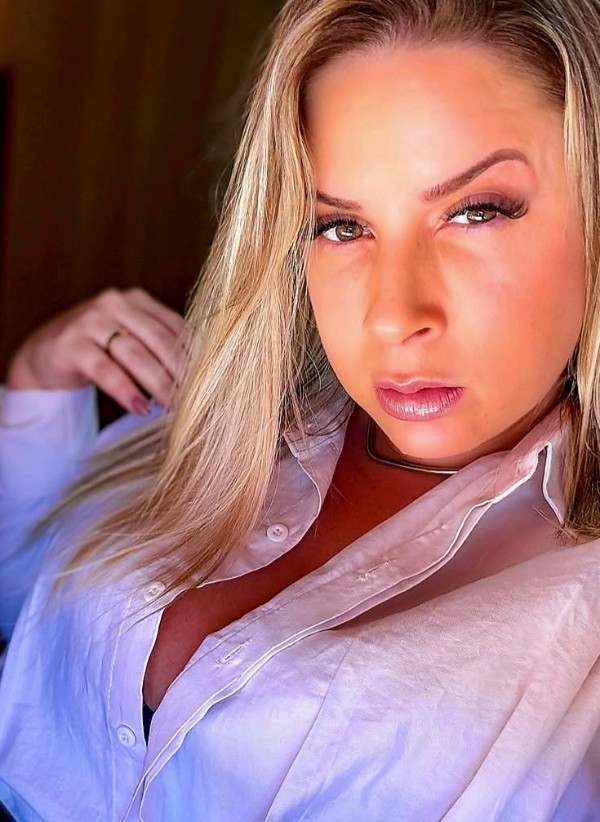 Foto 1 do Conto erotico: Filha de calcinha pela casa