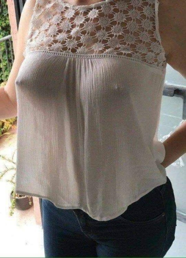 Foto 1 do Conto erotico: Meu marido me levou na festa da empresa com os seios aparecendo.