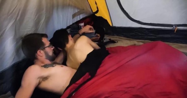 Foto 1 do Conto erotico: Acampando com meu tio e perdendo as pregas