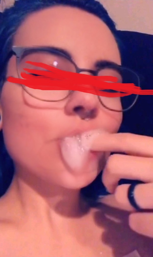 Foto 2 do Conto erotico: Dei abrigo ao filho virgem da vizinha (PARTE 3)