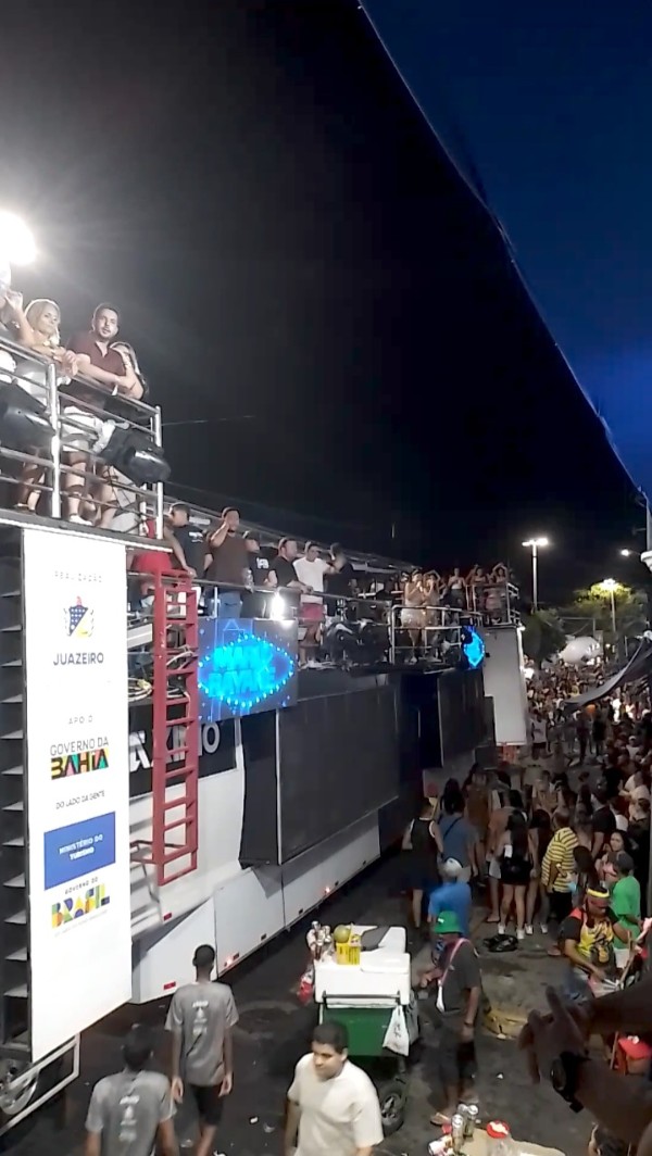 Foto 2 do Conto erotico: MINHA ESPOSA CONHECEU UM FOLIÃO NO CAMAROTE E FOI TRANSAR COM ELE NO CARRO