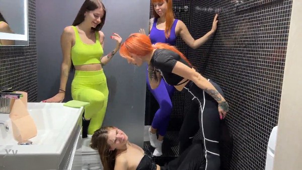 Foto 3 do Conto erotico: Banheiro do Porão – 3 contra 1