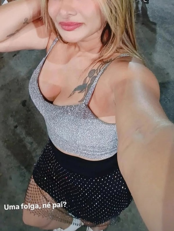 Foto 4 do Conto erotico: MINHA ESPOSA CONHECEU UM FOLIÃO NO CAMAROTE E FOI TRANSAR COM ELE NO CARRO