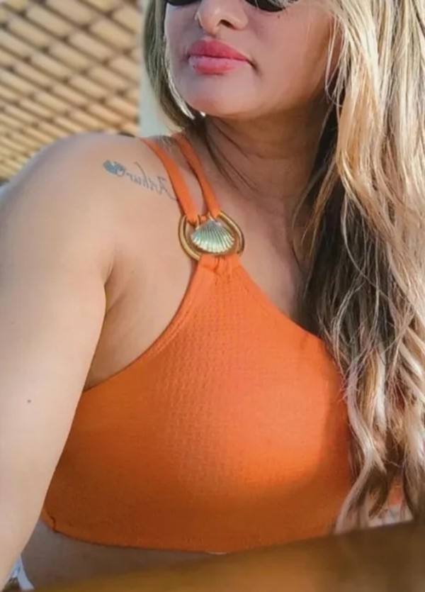 Foto 5 do Conto erotico: NA SEGUNDA NOITE DE CARNAVAL, MINHA ESPOSA TRANSOU COM 3 RAPAZES.